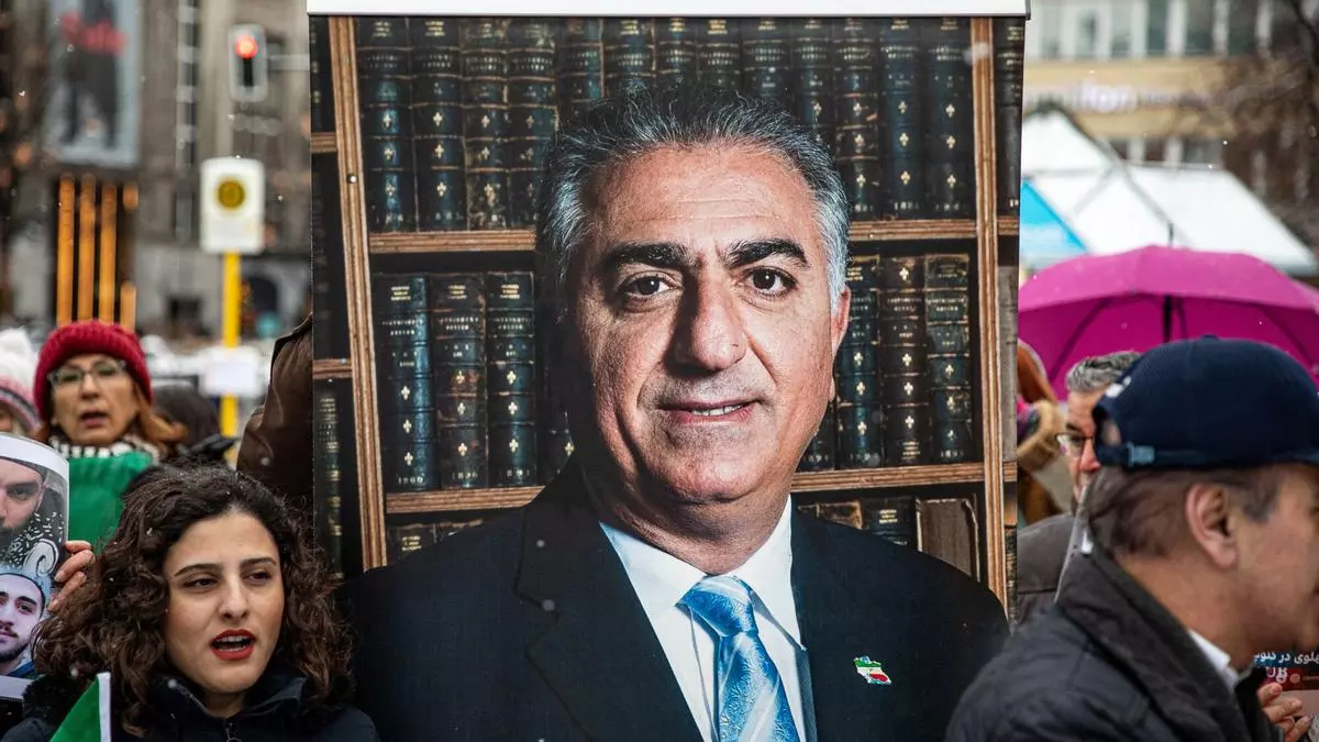 Quién es Reza Pahlaví, el hijo del último shah de Persia que instiga las protestas en Irán desde el exilio