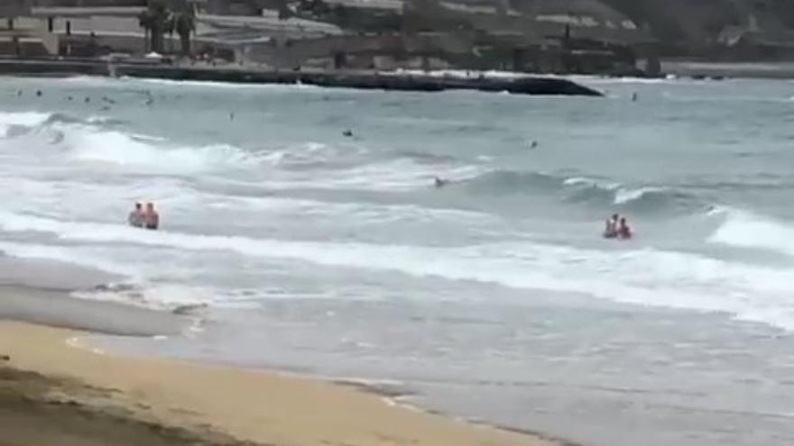 Rescate de una bañista en la playa de Las Canteras
