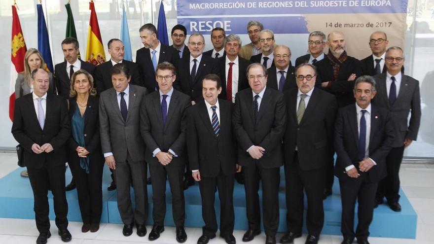 En primera fila, de derecha a izquierda, Salustiano Mato, rector de la Universidade de Vigo; Ana Abrunhosa, del Centro de Portugal; Javier Fernández, presidente de Asturias; Alberto Núñez Feijóo, presidente de la Xunta; Abel Caballero, alcalde de Vigo; Juan Vicente Herrera, presidente de Castilla y León; Fernando Freire de Sousa, de la región Norte de Portugal; y Miguel Ángel Revilla, de Cantabria, junto a los representantes de sus universidades.