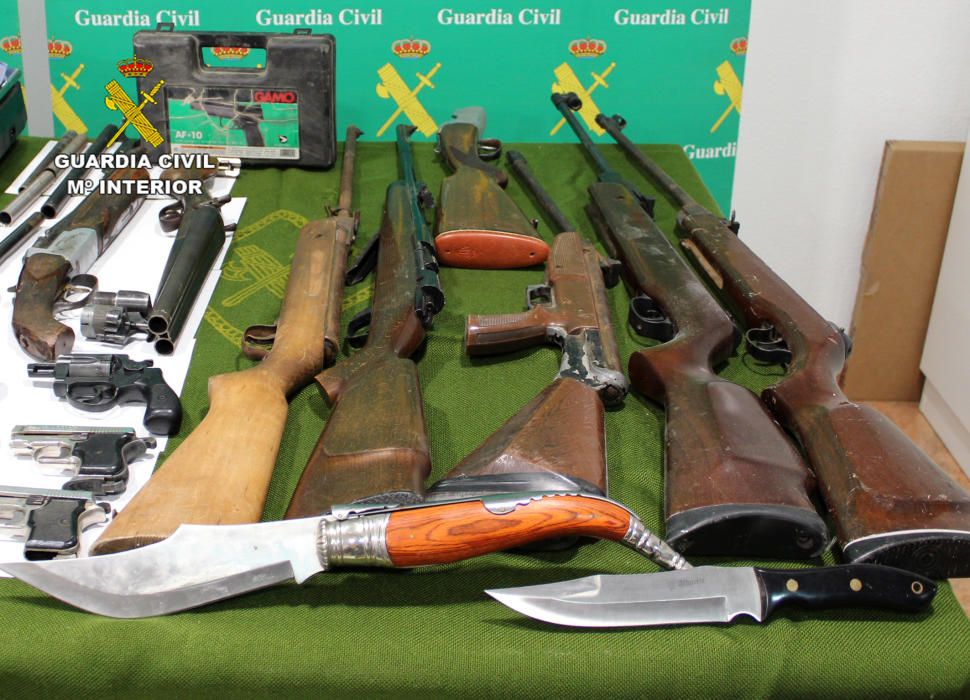 Los dos detenidos, uno de ellos en Alicante, se dedicaban a modificar armas inhabilitadas para venderlas ilícitamente