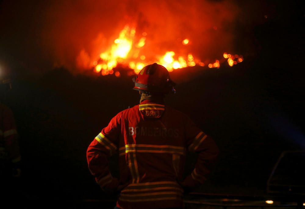 Un bombero observa el incendio forestal de Carvalho, cerca de Gois, Portugal.