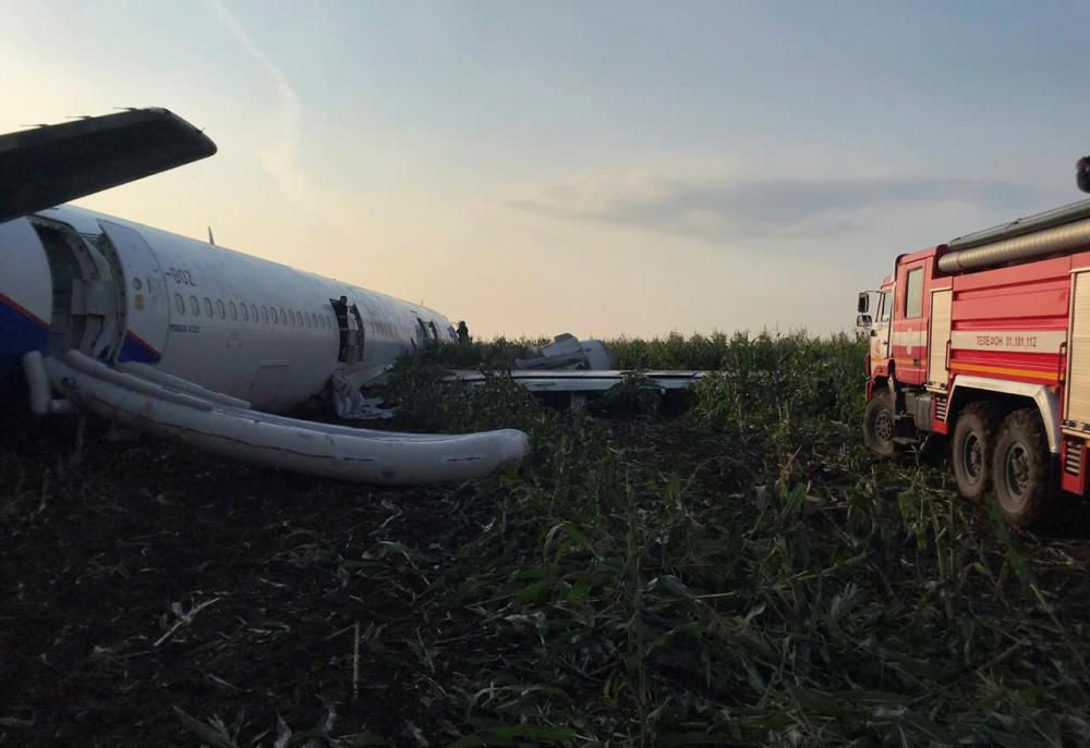 Un avió realitza un aterratge d'emergència en un camp de blat de moro prop de Moscou