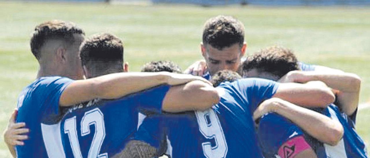 Los jugadores del San Fernando celebran uno de los goles de su equipo.