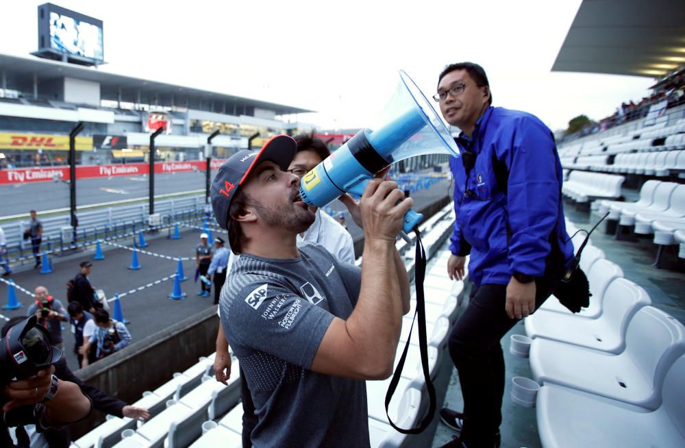 Fernando Alonso baño de masas en Suzuka