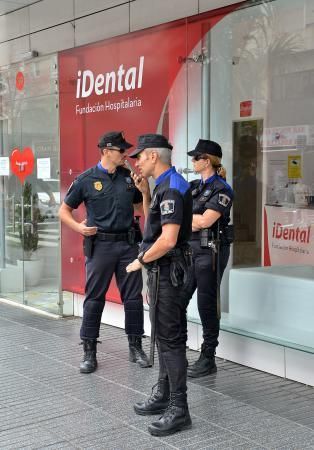 19/07/2018 LAS PALMAS DE GRAN CANARIA. Desahucio e incautación de historiales en la clínica de iDental. SANTI BLANCO  | 19/07/2018 | Fotógrafo: Santi Blanco