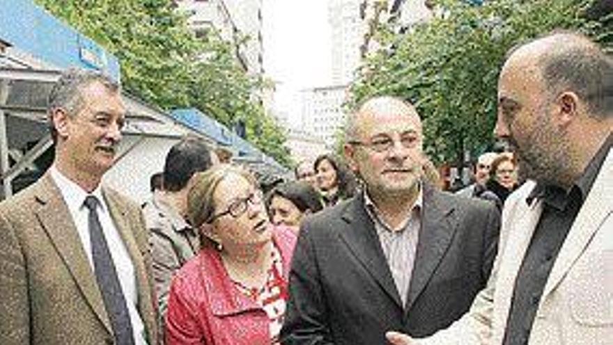 El pregonero Agustín Fernández, Pilar Rodríguez, el teniente de alcalde, Sánchez Vidal, y el alcalde, Francisco Rodríguez. / iñaki osorio