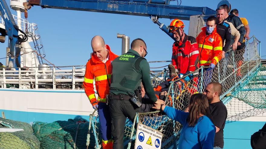 Dos heridos por accidente en el muelle de Frigoríficos y en una salida de vía frente a O Gatañal