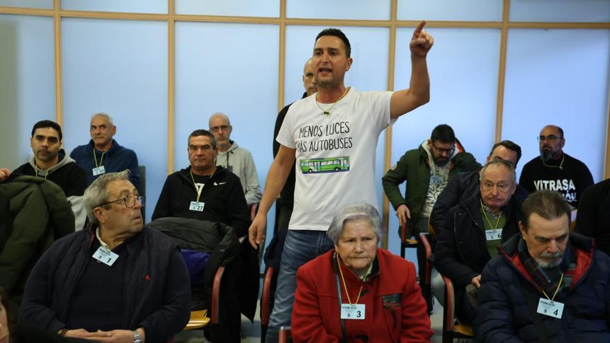 Trabajadores de Vitrasa y afectados por el vial de Beade llevan sus protestas al pleno de Vigo