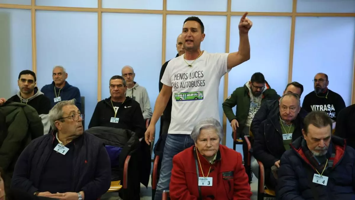 Trabajadores de Vitrasa en el pleno: "No estamos a favor de las huelgas, queremos comer al día"