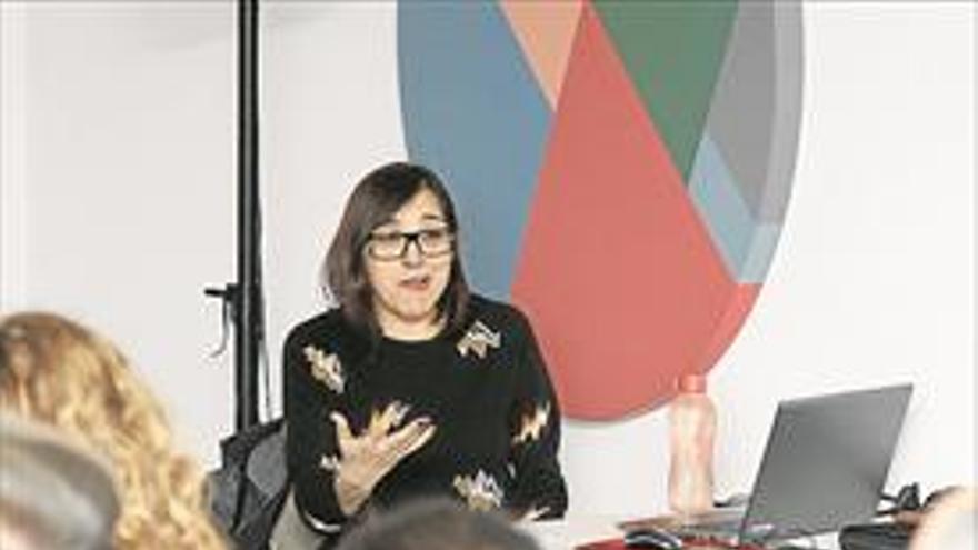 María Cañas reflexiona sobre la relación de la pintura y el audiovisual