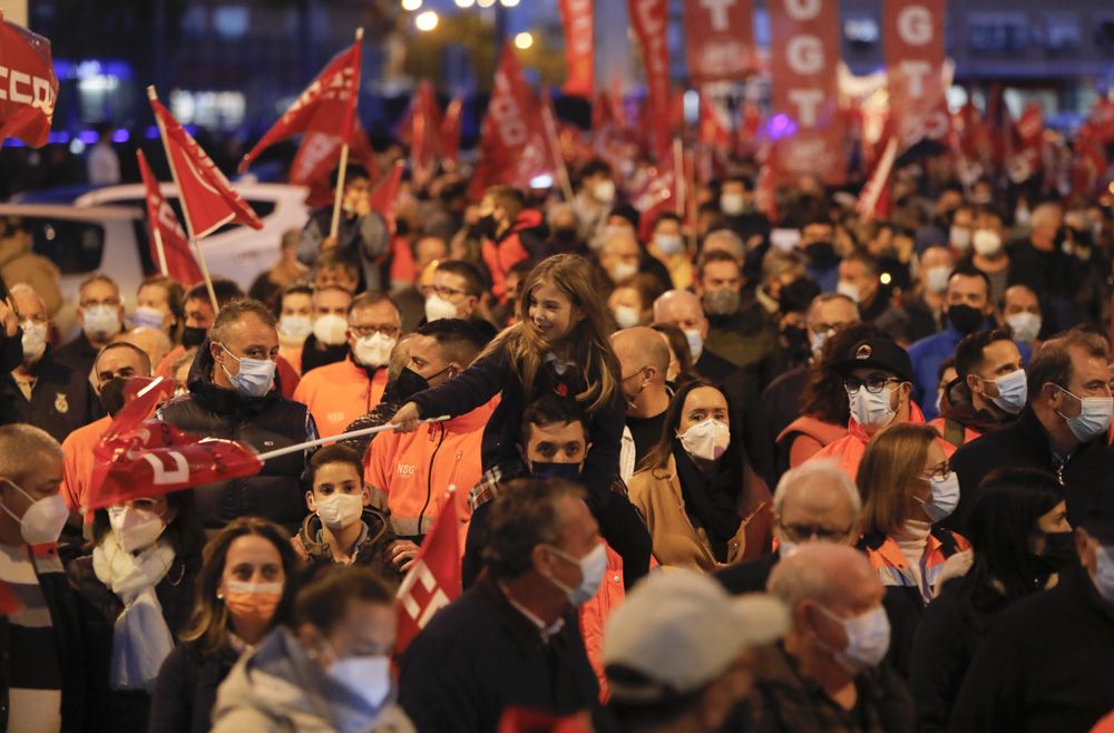 Los trabajadores de Pilkington se manifiestan, acompañados por miles de vecinos en el Port de Sagunt.