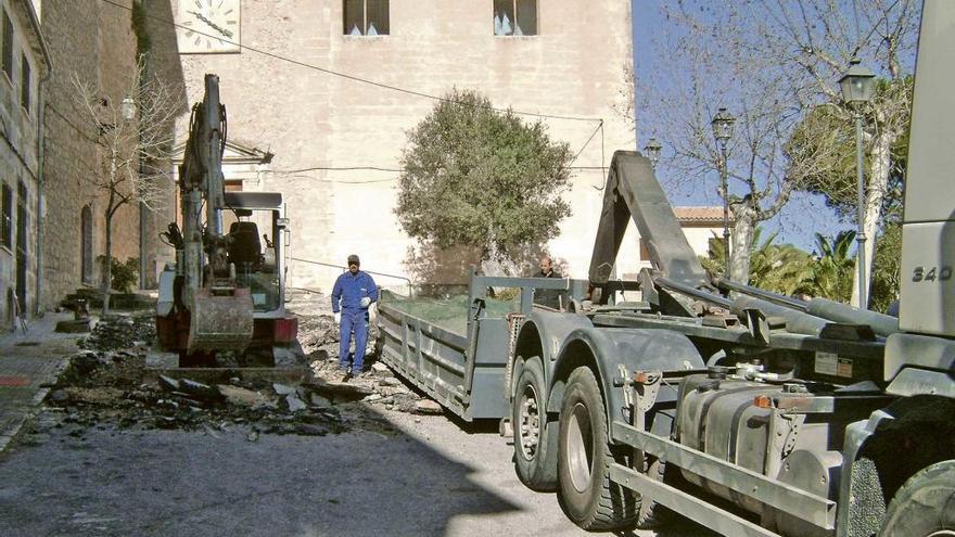 Una máquina excavadora levanta el firme del lugar para que se pueda enlosar.