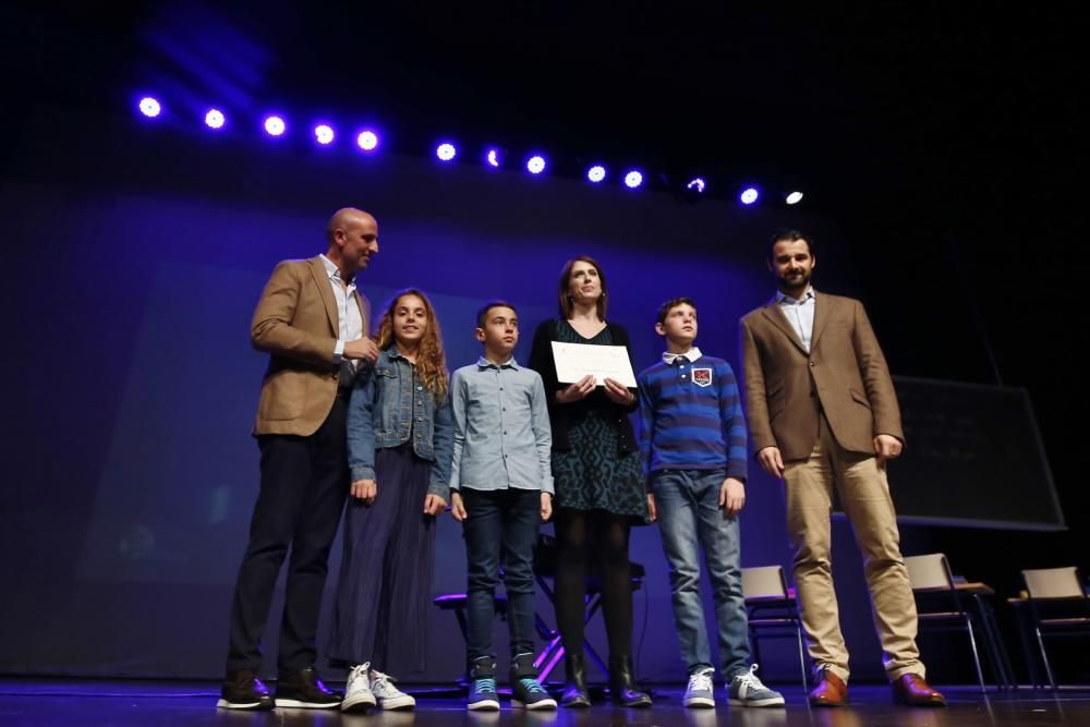 El Teatro Municipal acogió un emotivo Homenaje a los maestros y maestras jubilados de Torrevieja