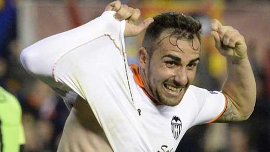 El valencianista Paco Alcácer celebra un gol.