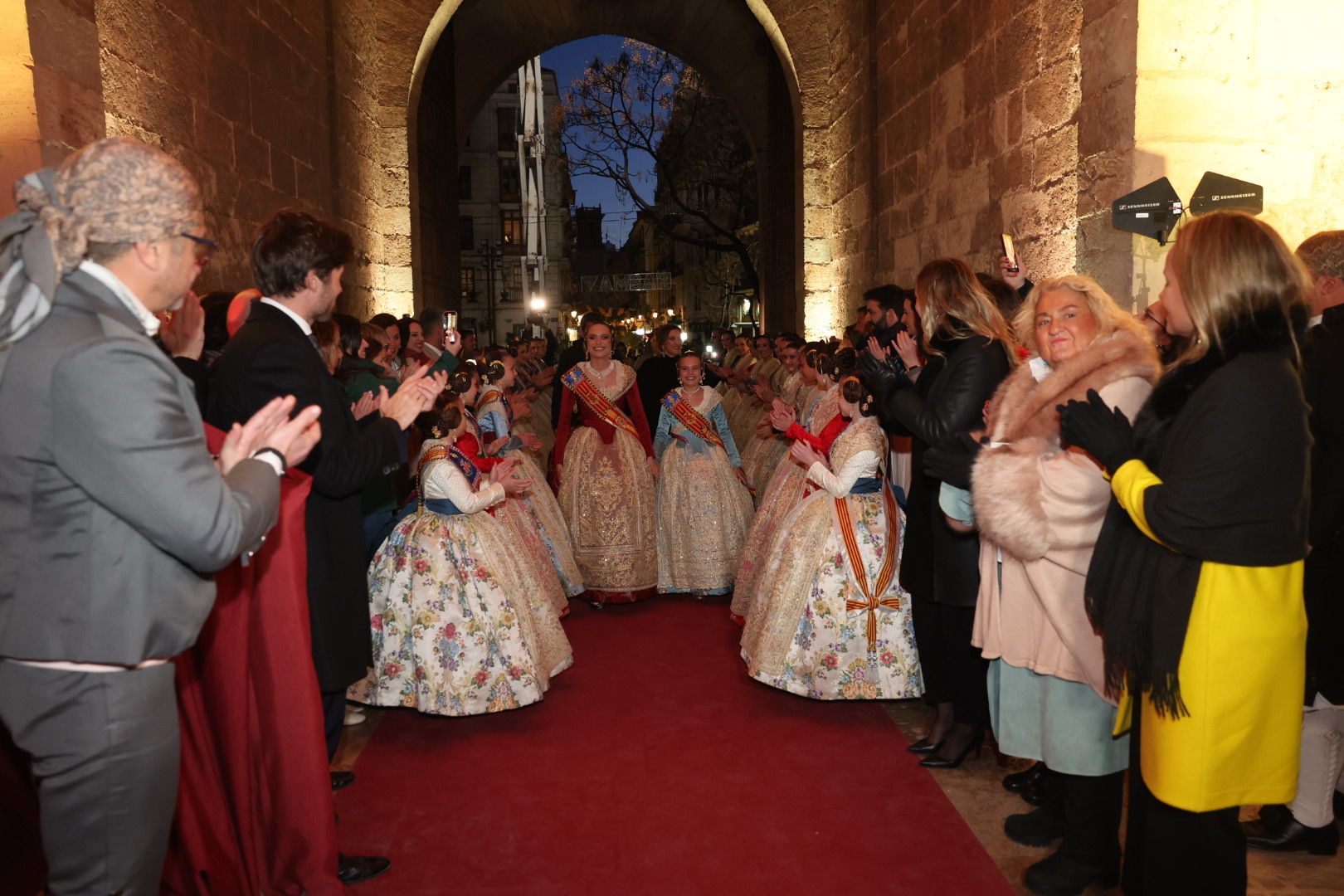 Así se vive la Crida al lado de las falleras mayores