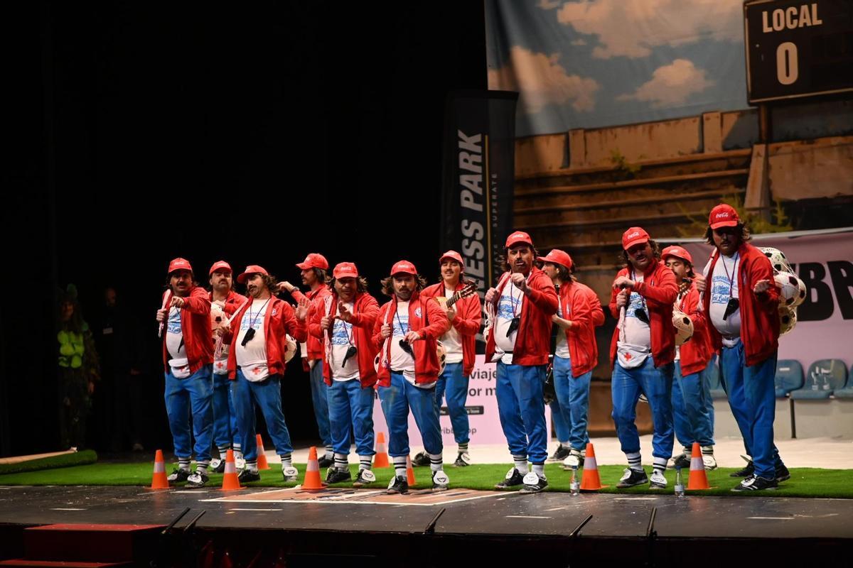 Valentín, entrenador infantil (Los Muraniños) sobre las tablas del López en la Gran Final del Comba 2026.