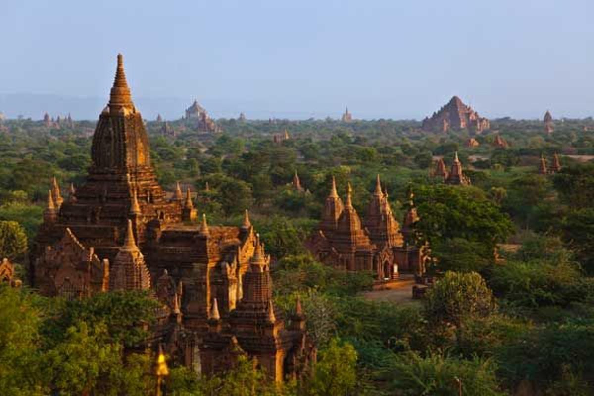 Templos de Thamuti y Dhammayangyi en Bagan.