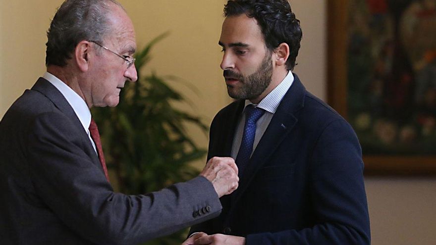 El alcalde, Francisco de la Torre, y el portavoz del PSOE, Daniel Pérez, conversan junto al salón de plenos.