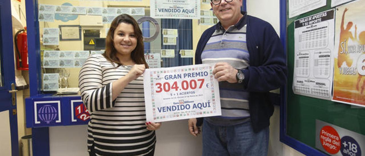 Onofre Santiago y su hija Zoraida, ayer con el boleto premiado en Guía.