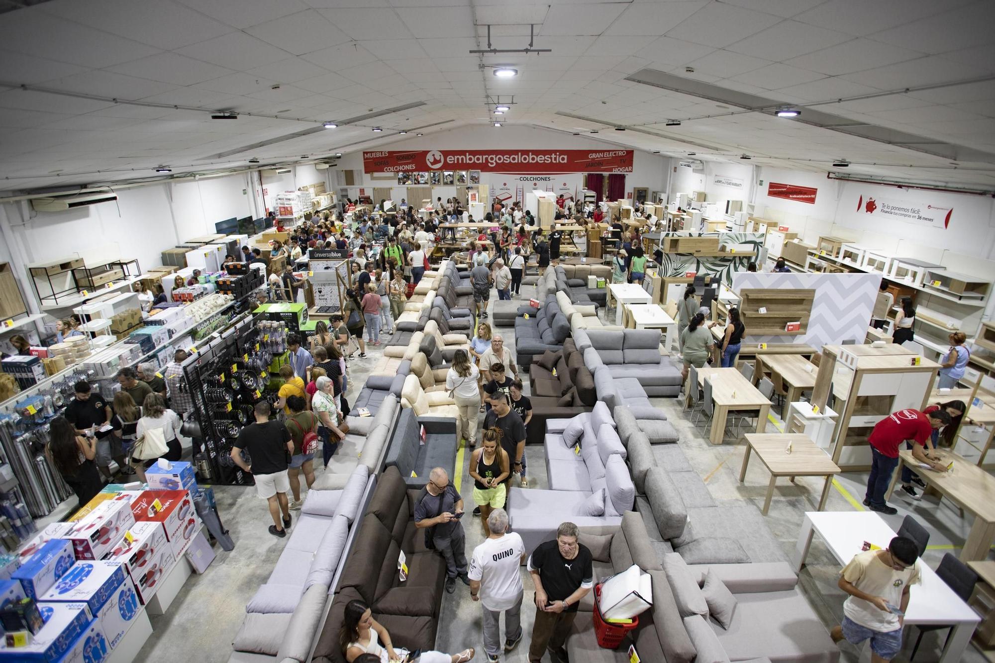 Así ha sido la inauguración de una nueva tienda de muebles "baratos" en