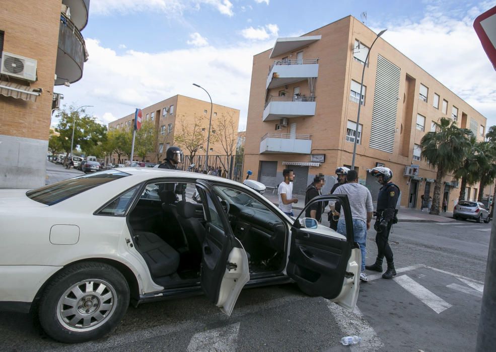 Numerosos agentes se despliegan para desmantelar tres narcopisos e intervienen estupefacientes y armas de fuego en los registros