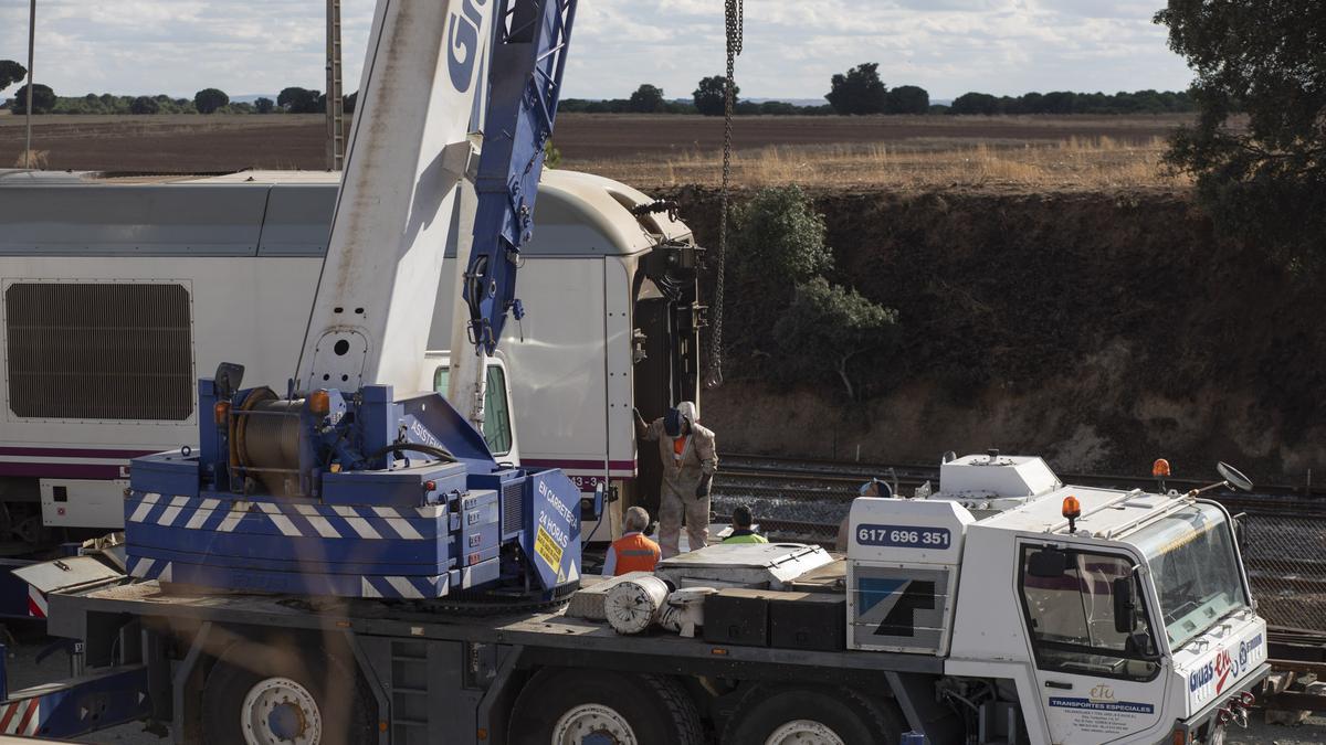 Retiran los últimos vagones del Alvia implicado en el accidente de La Hiniesta