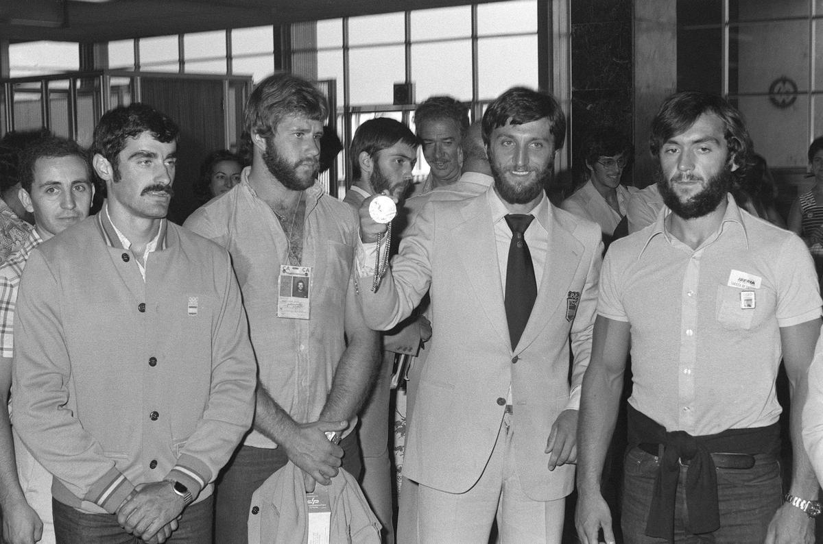 El equipo de K4, formado por José María Estebán, Herminio Menéndez, Luis Gregorio Ramos y José Ramón López, enseña la medalla de plata en el recibimiento en el aeropuerto.