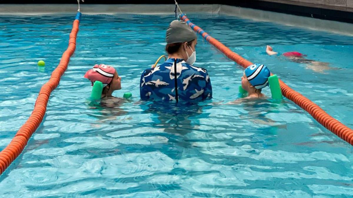 Niños en la piscina durante un cursillo de natación.|  | CEDIDAS A LNE