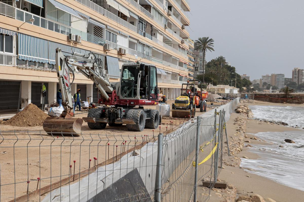 La estructura de hormigón curva colocada a un nivel que no permite la reducción del impacto de las olas en el paseo.