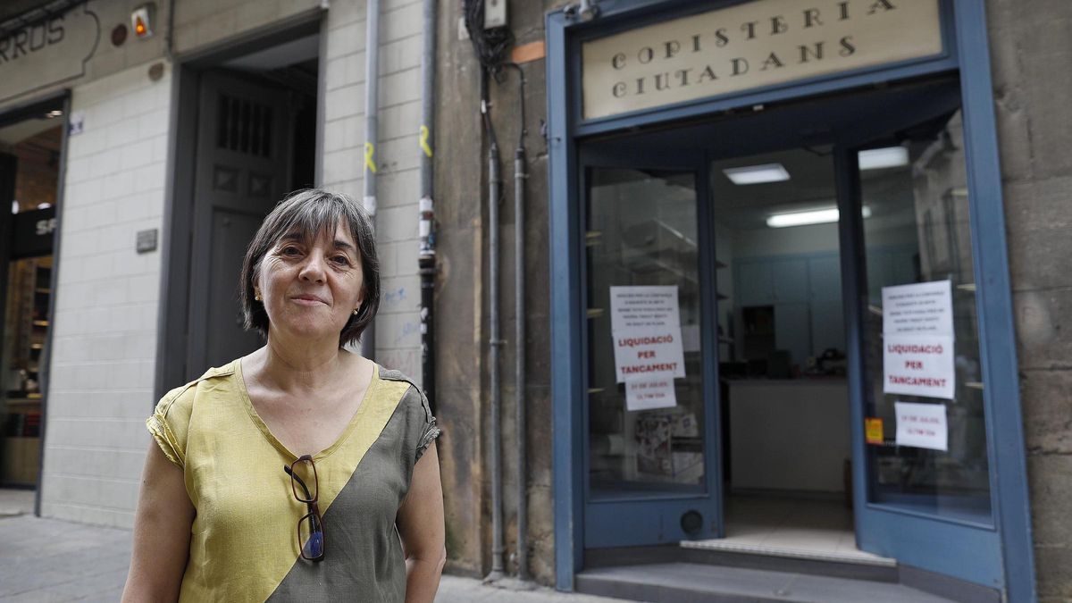 Glòria Campistiol, fora del local al carrer Ciutadans.