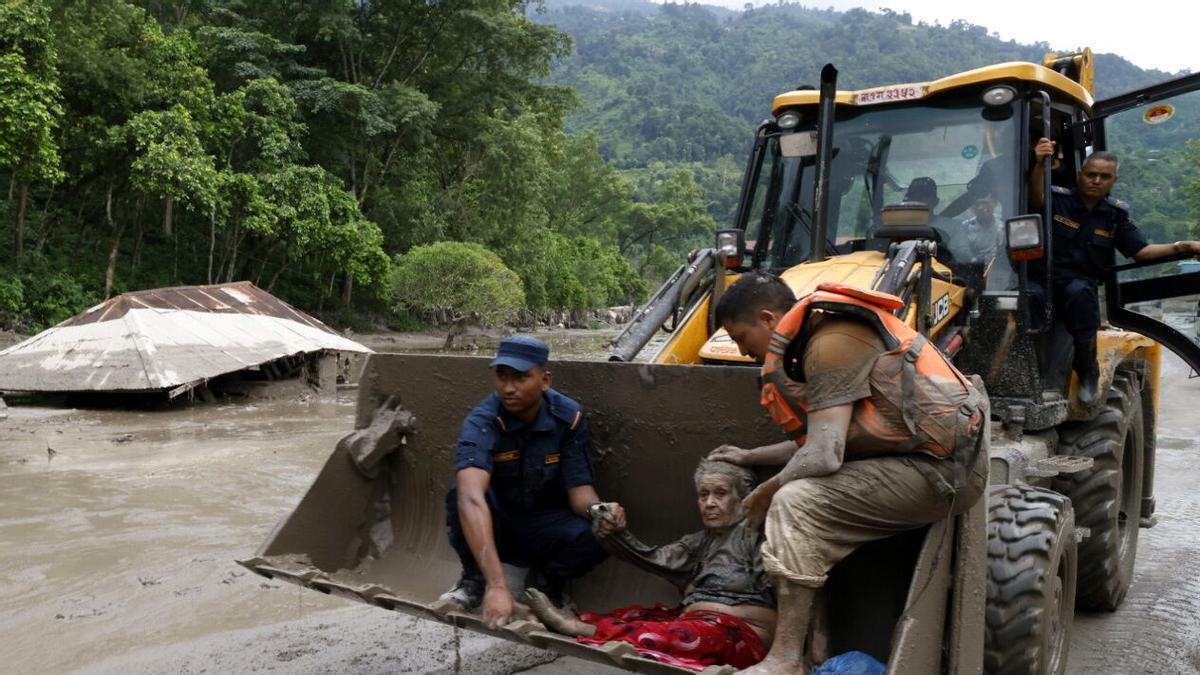 Rescate de una mujer en las crecidas de un río en Nepal