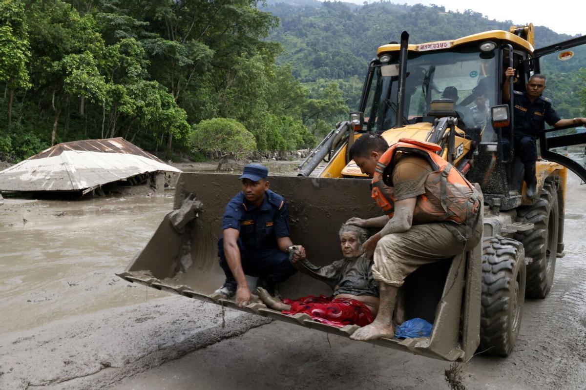 El presidente de Nepal, Ram Chandra Paudel, hizo este miércoles un llamamiento urgente a las fuerzas de seguridad, el Gobierno y la sociedad civil para volcar todos los medios disponibles en las labores de rescate, tras la riada que golpeó el norte del país. El presidente de Nepal, Ram Chandra Paudel, hizo este miércoles un llamamiento urgente a las fuerzas de seguridad, el Gobierno y la sociedad civil para volcar todos los medios disponibles en las labores de rescate, tras la riada que golpeó el norte del país.