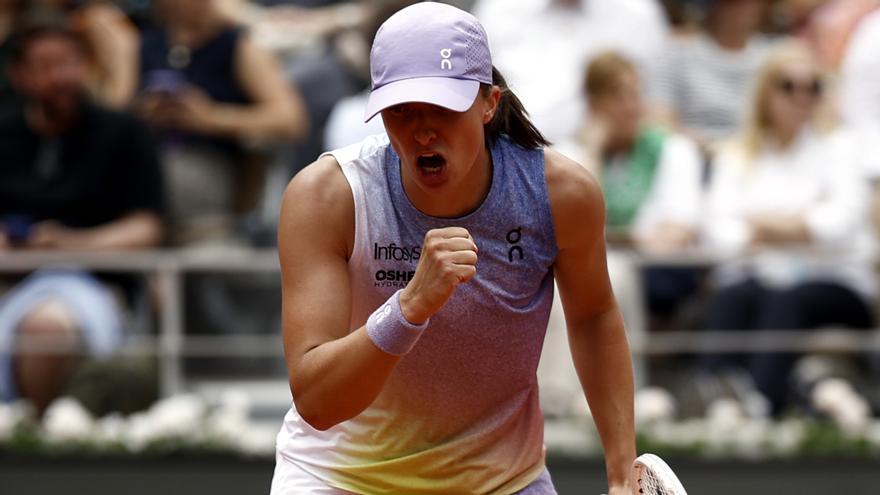 Swiatek sufre como nunca para mantener su reinado vivo en Roland Garros