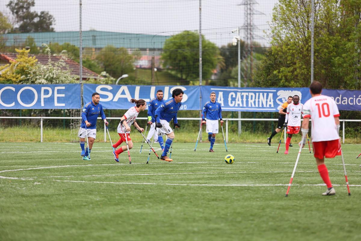 EN IMÁGENES: Así se juega al fútbol con una pierna menos y dos muletas EN IMÁGENES: Así se juega al fútbol con una pierna menos y dos muletas
