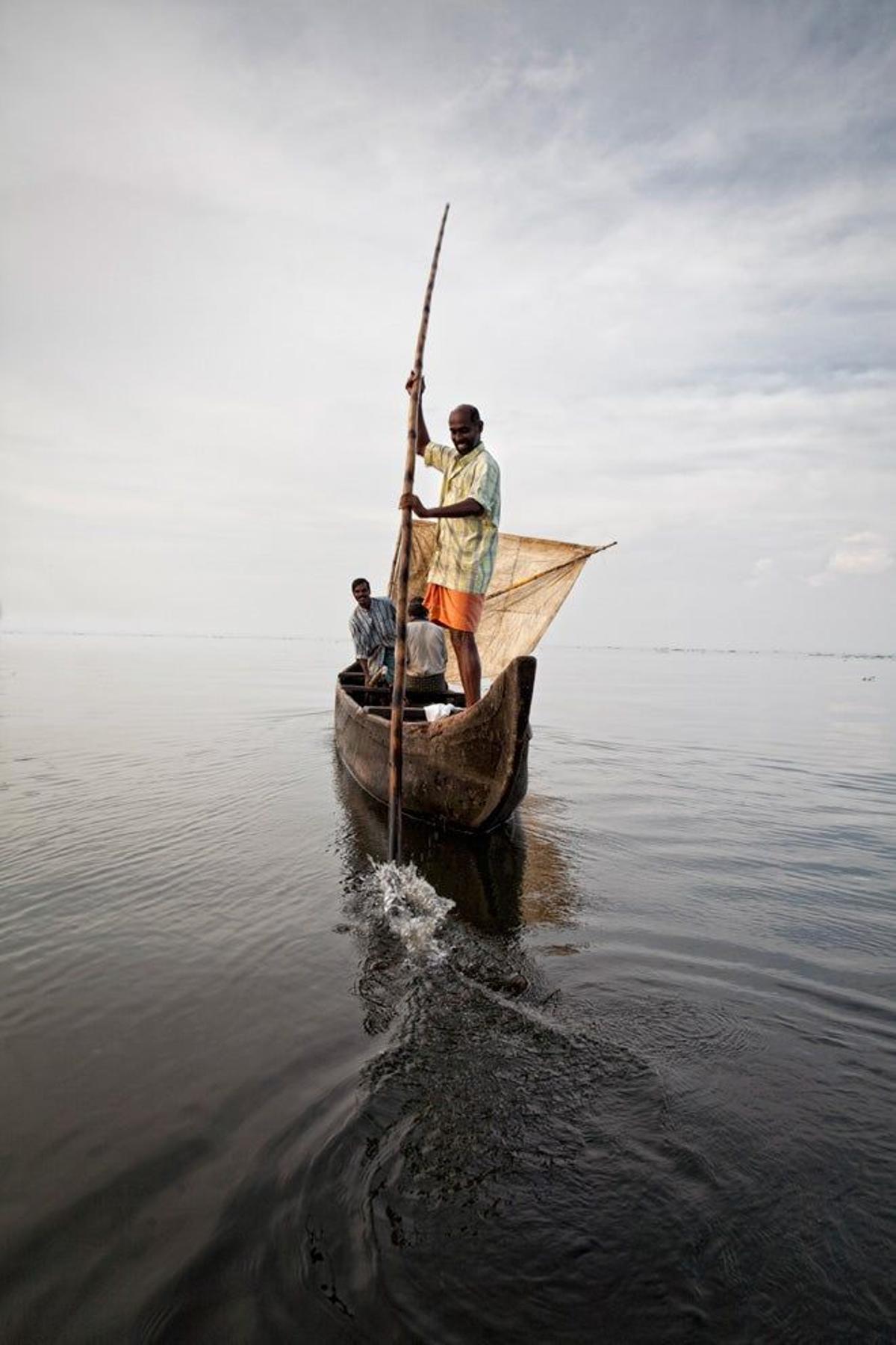 Pequeña embarcación en los canales de Kerala.