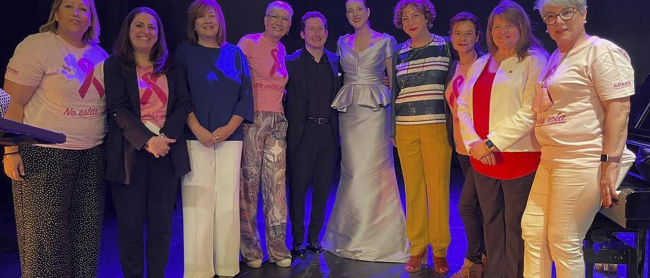 La soprano Teresa Albero y el pianista Francisco Cholbi, junto a integrantes de Apamm.