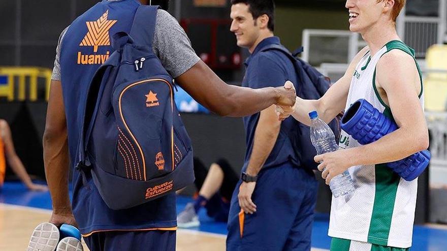 El Unicaja se entrenó ayer en el Gran Canaria Arena para preparar la semifinal ante el Valencia Basket. En la imagen, Alberto Díaz saluda al ex cajista Will Thomas.