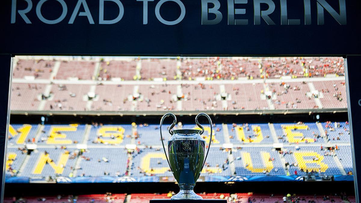 El trofeo de la Liga de Campeones, expuesto en el Camp Nou