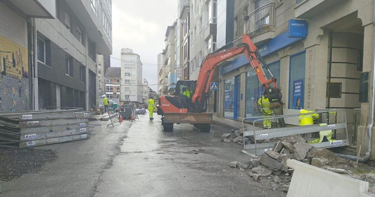 Los trabajos se centran en la parte alta de la rúa 56. |  L.D.