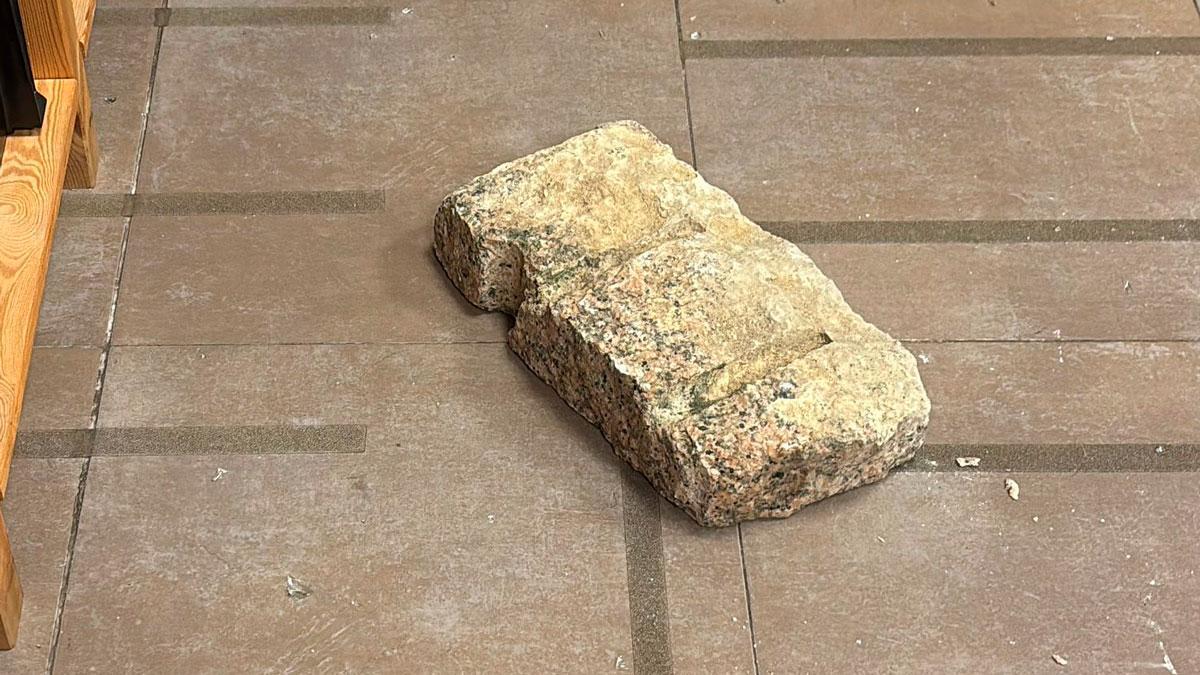 La piedra que reventó el crista de un negocio en la calle Aragón.