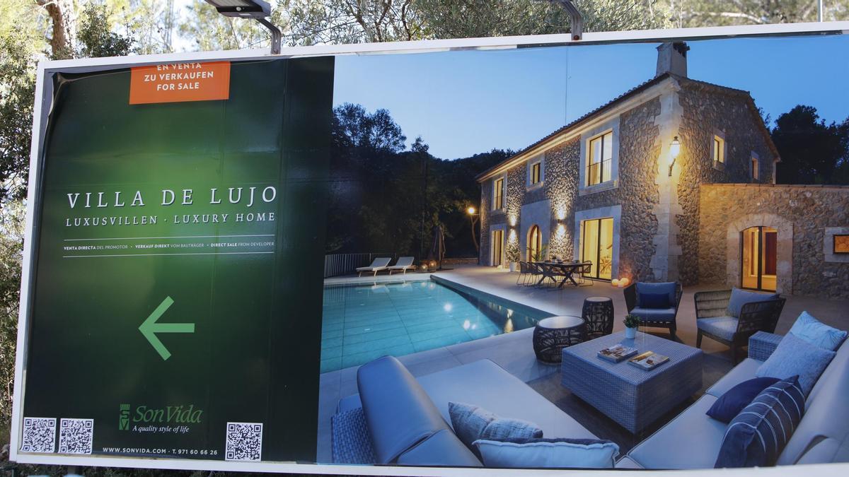 Werbeplakat für eine Luxusimmobilie auf Mallorca.