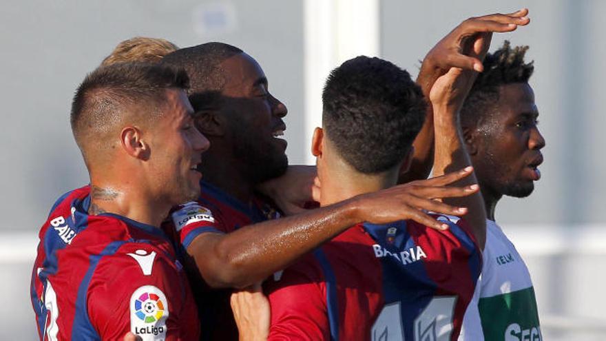 El filial celebrando un gol ante el Elche Ilicitano.