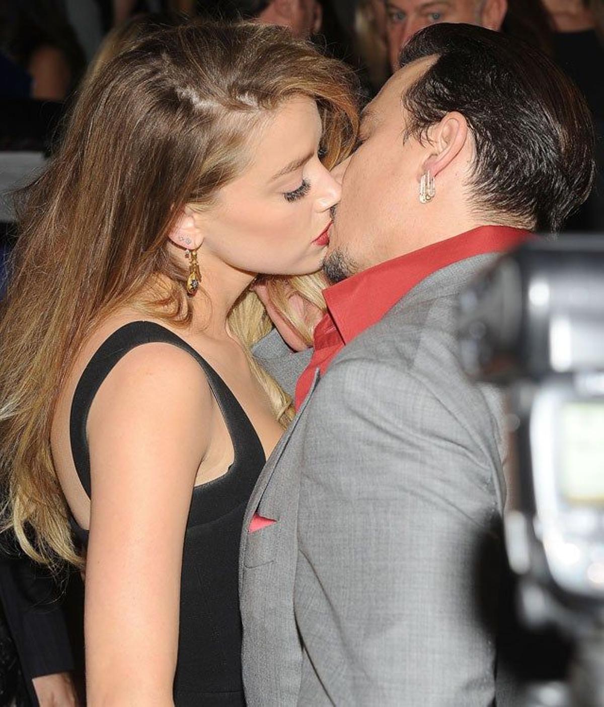 Amber Heard y Johnny Depp comparten un beso en la alfombra roja de  la première de 'Black Mass' en el TIFF 2015