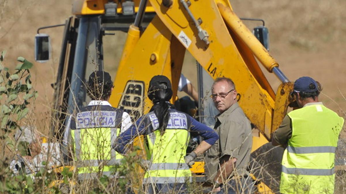 Antonio del Castillo, junto a agentes de policía, durante la búsqueda del cuerpo de Marta en la finca Majaloba de la Rinconada, en octubre del 2013.