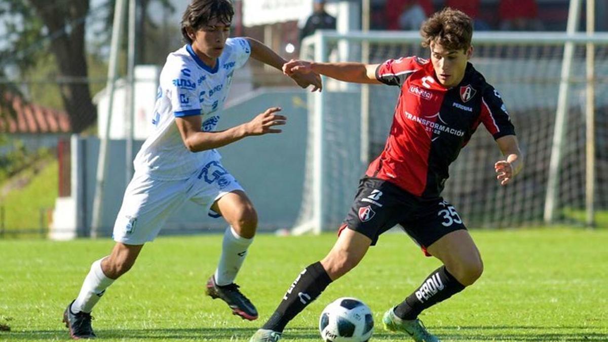 Enric Baquero lluint els colors roig-i-negres de la formació sub-20 de l’Atlas FC