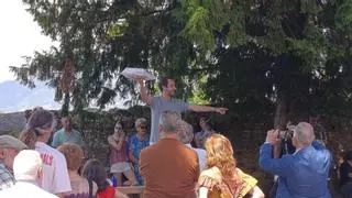 Subasta de San Antonio en Tiñana con las tartas como producto estrella de la puja: la recaudación se destina a reparar las campanas de la iglesia