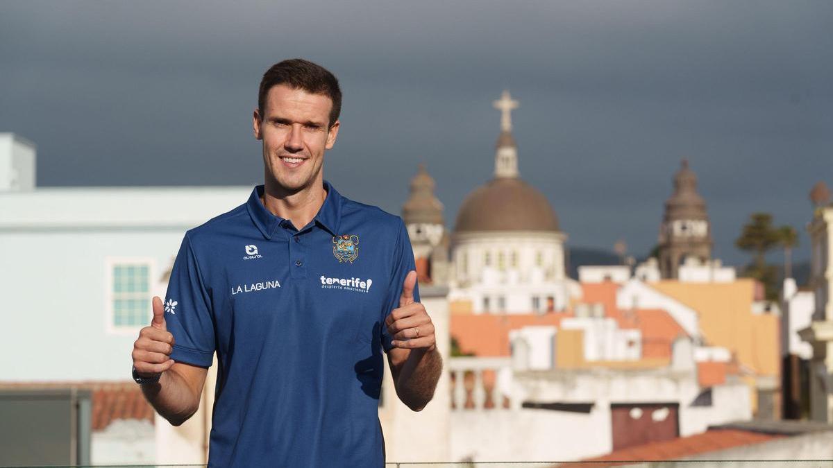 Xabi López-Arostegui en su presentación como jugador de La Laguna Tenerife.