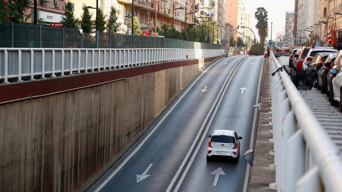 Un dels últims cotxes a Pérez Galdós abans del tancament total este matí