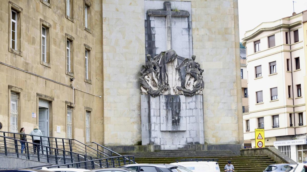 Una vista del monumento del Simancas en una de las fachadas exteriores del colegio de La Inmaculada.