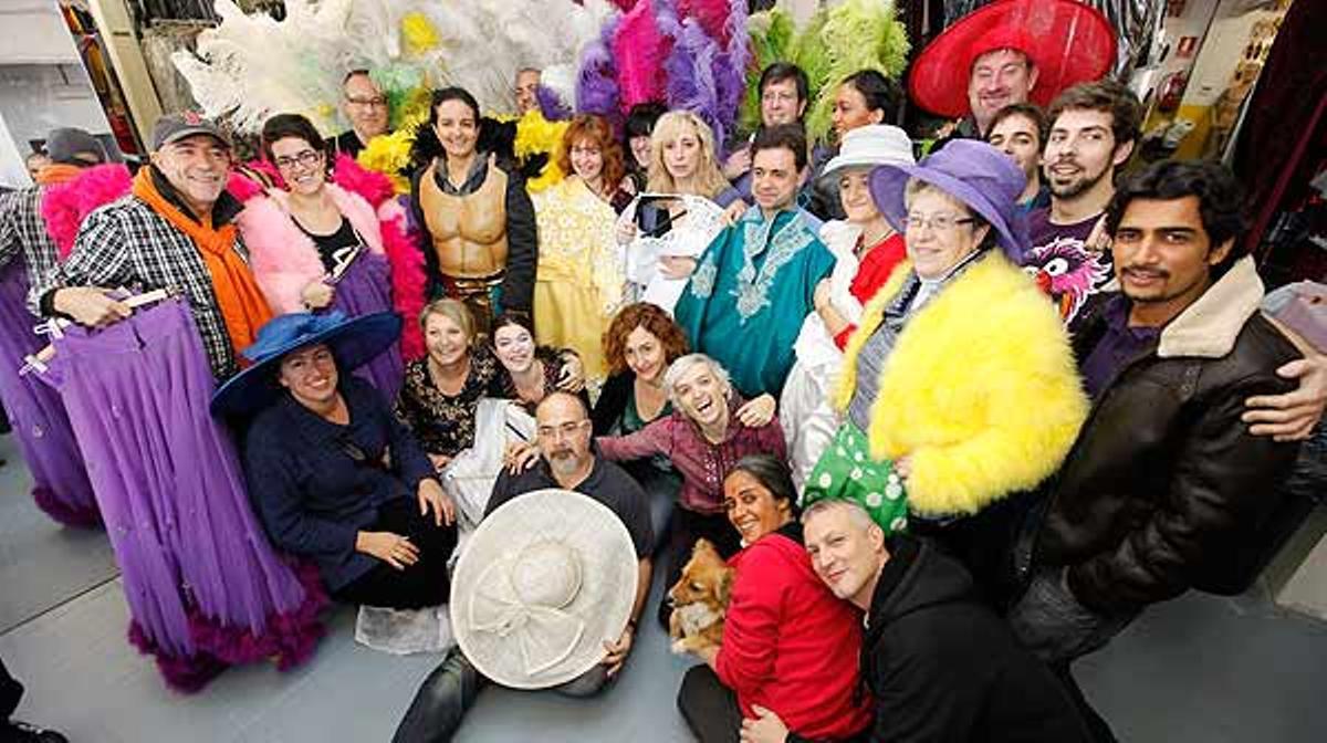 Un grup de lectors d’EL PERIÓDICO roden amb La Cubana una part de ’Campanades de boda’, el nou espectacle de la companyia.